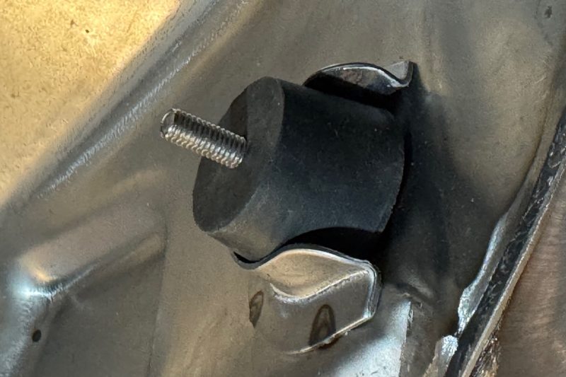 Front fuel tank mounts
